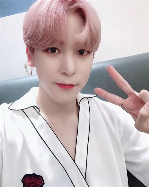 Ateez Updates 🦋 On Twitter Pretty Pink Princess Pretty In Pink Hugs And Cuddles Kang