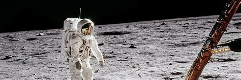 Buzz aldrin moves toward a position to deploy two components of the early apollo scientific experiments package (easep) on the surface of the moon during the apollo 11 mission. TASCHEN presenteert exclusieve set prints van Neil ...