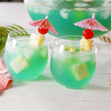 Only 120 calories per serving! 30+ Alcoholic Summer Punch Recipes - Big Batch Cocktails for Summer Parties