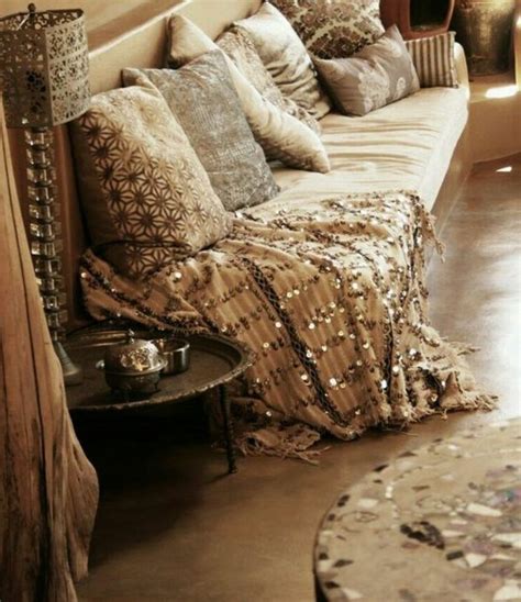 Außerdem ermöglichen glänzende decken die schaffung von krummlinigen strukturen. deko orientalisch ideen zum gestalten glänzende decke sofa ...