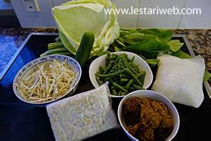 Tata mi kuning, ketupat, atau ketupek, dan sayur di piring saji . Cara Membuat Kuah Pecel Padang / Bumbu Pecel Bumbu Pical ...