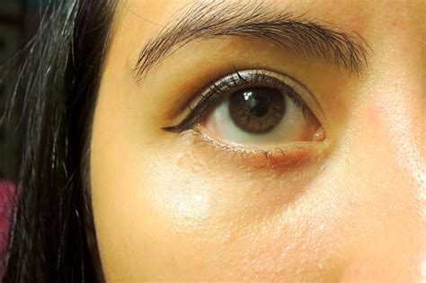 Though eyelash curlers are mostly harmless tools, if you don't use them correctly, this horror can happen: Mascara Application Beauty Sins - Thrifty Belleza