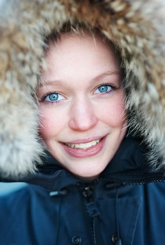 순진 웃는 여자아이 만들진 퓨리 두건 16 17 살에 대한 스톡 사진 및 기타 이미지 16 17 살 겨울 귀여운 Istock