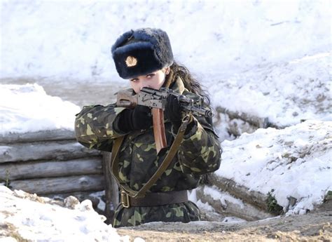 【話題】危機迫るウクライナ 女性兵士は美女しかいない【画像】 ニュー速まとめコアラチャンネル