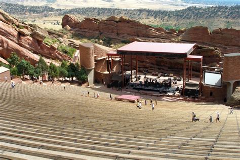 Admission and parking are free to visit red rocks park, amphitheatre, visitor center, trading post and the colorado music hall of fame. Red Rocks Amphitheatre — Вікіпедія