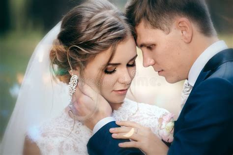 Жених и невеста в платьях свадьбы на естественной предпосылке