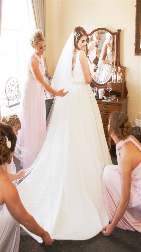 bride getting ready with bridesmaids posed