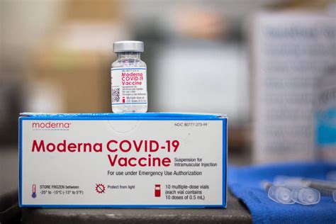 Dabei wollen mediziner ihren patienten ein kleines stückchen erbinformation spritzen, die in den. Covid-19-Impfstoff Moderna: Impfstoffvarianten ...
