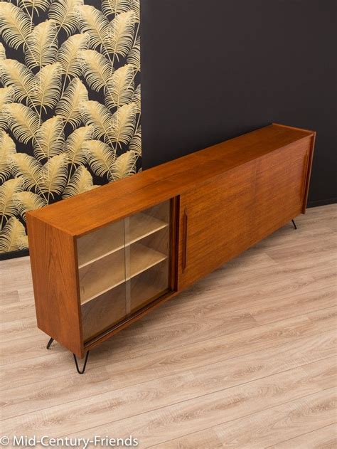 Holz landhaus schrank mit schiebetüren vocoja. Klassisches Sideboard aus den 1960er Jahren. Hochwertiger ...