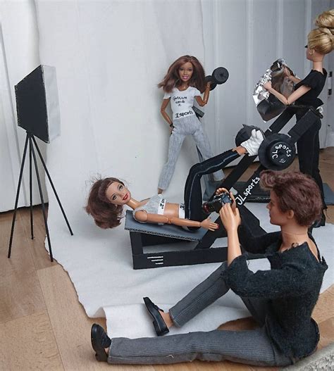 На данном изображении может находиться 1 человек сидит и обувь doll clothes barbie barbies