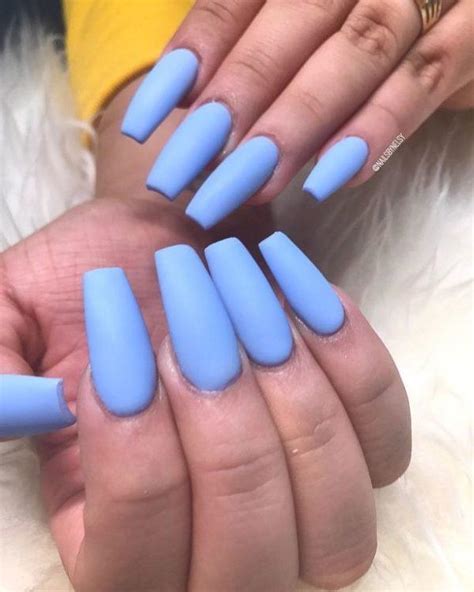Color menta y verde diseño de uñas en agua. Uñas azules 2020 - ModaEllas.com