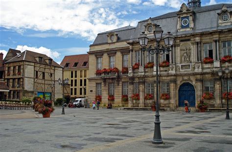 Troyes, where the welcome is warm and authentic and the traditional blends with the contemporary, is a city of a thousand colours. Experiencia en Troyes, Francia por Florian | Experiencia ...