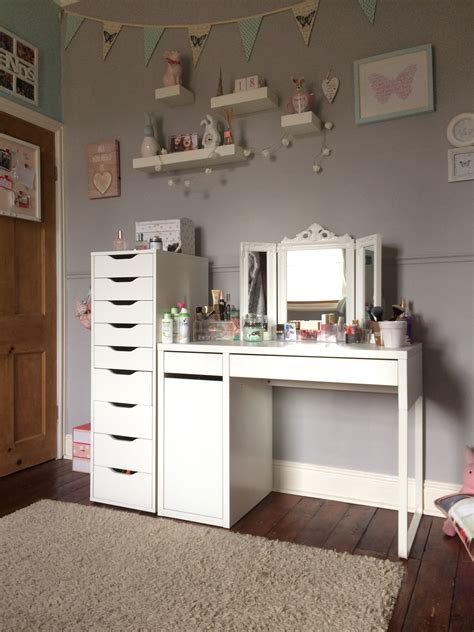 No teenage girl's bedroom is complete without a vanity. Pin on Teens room
