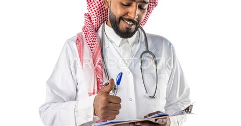 بورتريه لرجل عربي خليجي سعودي ، يرتدي المعطف الطبي الخاص بمهنة الطبيب ، ممسكًا بحافظة فارغة
