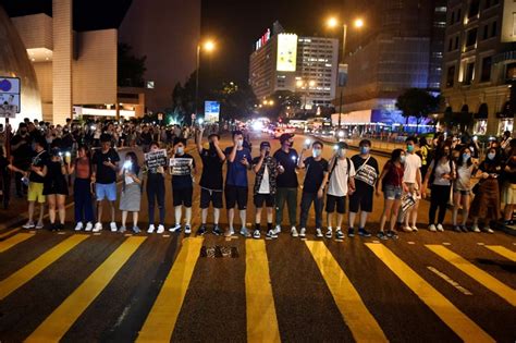 Hong Kong Protesters Form 28 Mile Human Chain Demanding Democracy