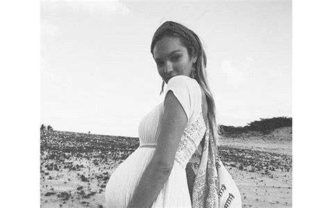 Τον Σεπτέμβριο η χρονη καλλονή της Victorias Secret θα γίνει μητέρα Γόβα Στιλέτο