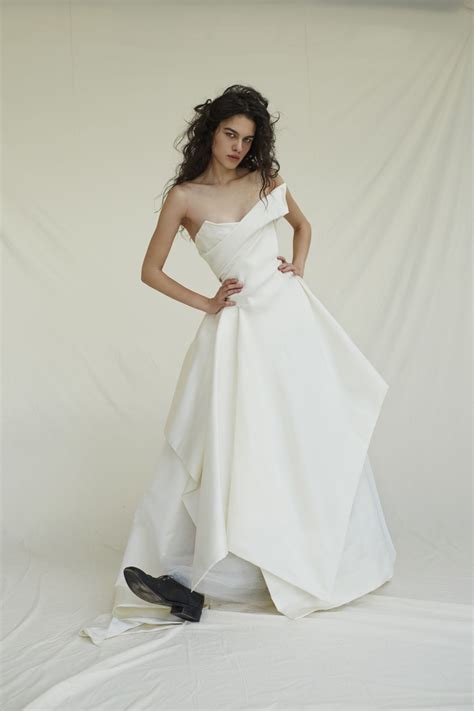 You Can Buy Carrie Bradshaws Vivienne Westwood Wedding Dress Vogue Australia