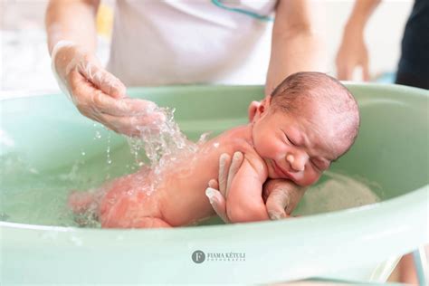 Fotografia De Parto Registro Do Primeiro Banho Do Bebê Fiama Kétuli