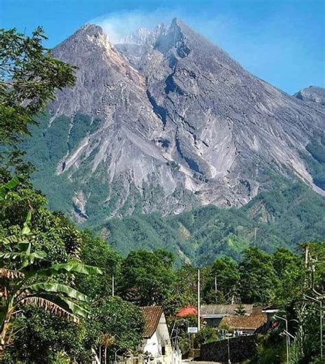 Mount Merapi Outside Of Yogyakarta Gunung Merapi Menjelajahi Tempat