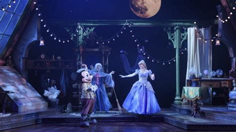 video disneyland paris shares professional recording of spellbinding mickey and the magician