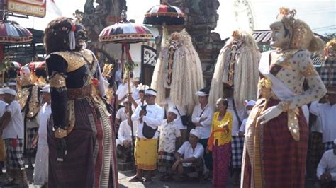Tradisi Mececingak Desa Adat Banjarangkan Bali Tribune