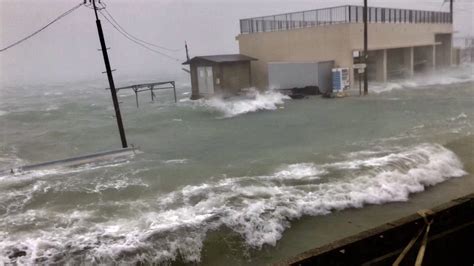 台風の中心が沖縄県のいずれかの 気象官署等 から300km以内に入った場合を「 沖縄地方に接近した台風 」としています。. 台風24号が沖縄にもたらした浸水、倒壊などの被害状況まとめ ...