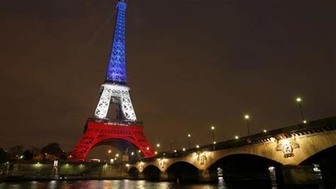 Attualità lunedì 16 novembre 2015 ore 09:00. Parigi: riaccesa la Tour Eiffel con il tricolore francese - Corriere TV
