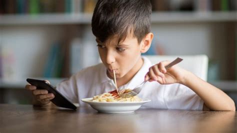 Screen time: Children advised not to use electronic devices at dinner ...