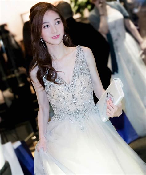 何依婷 （ 英文 ： regina ho ， 1994年 2月23號 —）係 香港 無綫電視 女藝員， 2017年度香港小姐競選 亞軍，參選前喺香港做金融服務顧問。 有無ching同我一樣覺得何依婷好正? | LIHKG 討論區