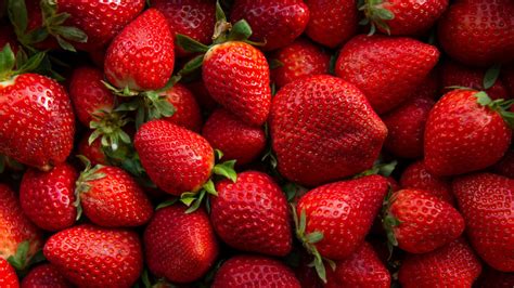 The Best Method For Harvesting Your Gardens Strawberries