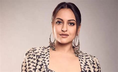 Sonakshi Sinha Shares Her Glamorous Video In Different Pose Video किसी भी रंग में रंग सकती