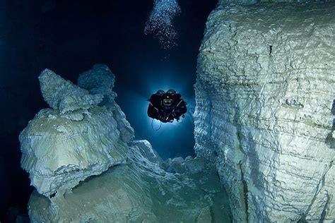 Plongée Dans Une Grotte Sous Marine Russe La Boite Verte