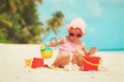 在热带沙滩上玩沙子高清图片下载 正版图片 摄图网