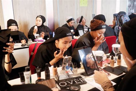 Kolaborasi Bareng Make Up Artist Make Over Gelar Beauty Class Di