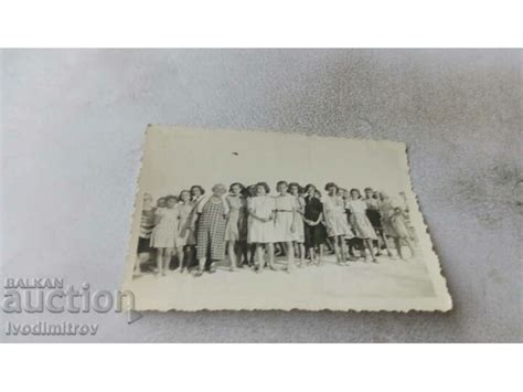 Снимка Варна Жени и момичета на път за плажа Стари снимки Изделия от хартия balkanauction