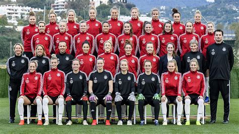 Wir stellen hier alle nationalspieler im deutschland trikot 2018 vor. Team :: Frauen-Nationalmannschaft :: Frauen ...