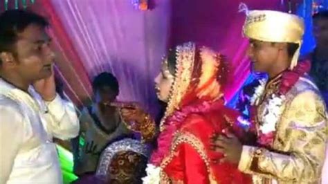 Viral Video Dulhan Ka Thappad Bride Slaps A Man On Stage Who Tries To Lift Her Clueless