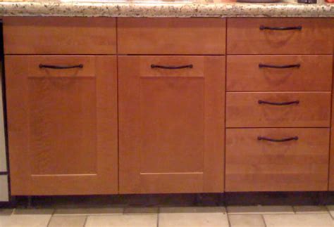 The bottom of the pull (on upper cabinets) and top of the pull (on lower cabinets) is centered on the corner. Fix my Cabinet » Should Cabinet Handles Be Installed Vertical or Horizontal