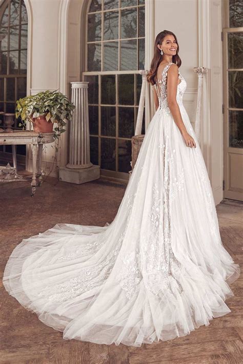 In diesem video stellen wir euch ein ganz besonderes brautkleid von pollardi vor. Renate Bauer Brautmode | Brautkleider, Hochzeitskleider ...
