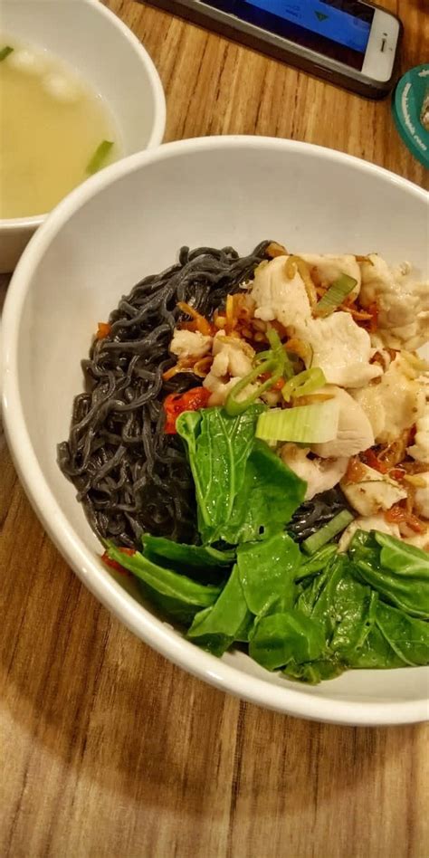 Selain kedu warna hitam ada juga yang putih dan campuran. Mie ayam hitam | Ayam, Mie