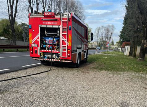 Incidente A Inveruno Auto Esce Di Strada Abbatte Un Palo Della Luce E