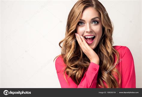 Женщина счастлива и удивлена стоковое фото ©sofiazhuravets 169036154