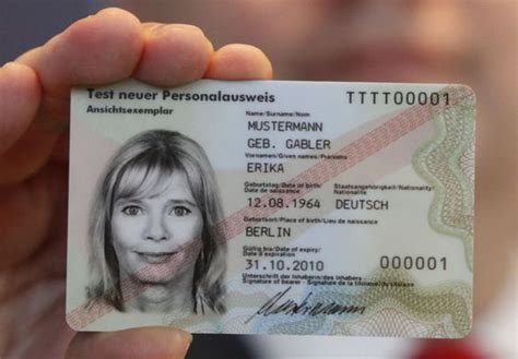 La carte d'identité est la preuve de l'inscription au registre national des personnes physiques. Une nouvelle carte d'identité plus petite et biométrique d ...
