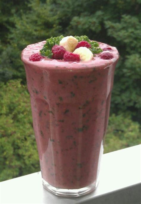 Each sip of the smoothie comes with delicious flavour & provides good nutrients. Almond milk, banana, raspberries, kale, dates :) | Food ...