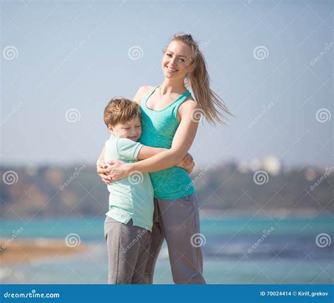 Madre Con Il Figlio Che Riposa Sulla Spiaggia Fotografia Stock