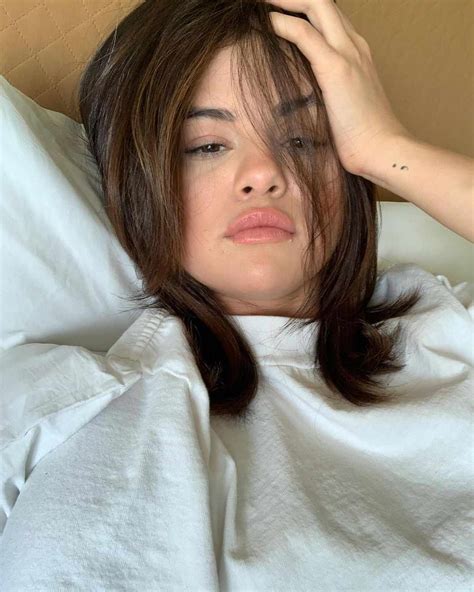 Selena Gomezs Latest Photo Dump Featured So Many Makeup Free Photos