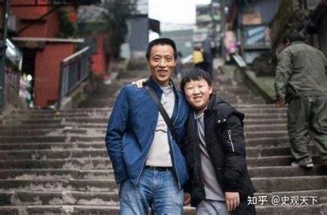 12年前，感动中国带着儿子扛货的重庆棒棒，如今过得怎么样？ 知乎