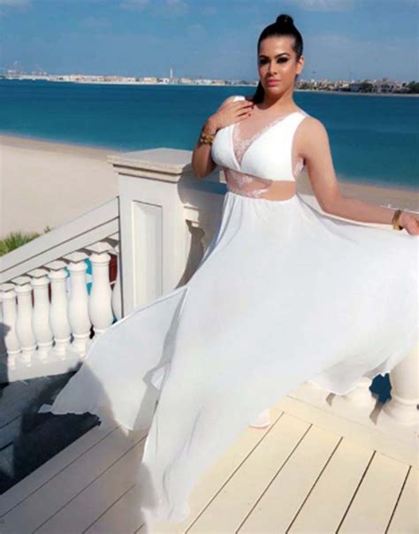 She is one of the most popular celebrities on social media like instagram and facebook. trishala dutt looks angelic in white | Sanjay Dutt's ...