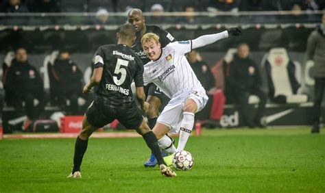 Laut zeugenberichten stiegen riesige rauchsäulen über dem gelände des chemiekonzerns bayer auf. Leverkusen, Bild: Julian Brandt