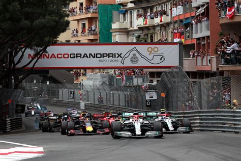Monaco marshals move at the speed of light. F1 - Le Grand Prix de Monaco 2020 annulé